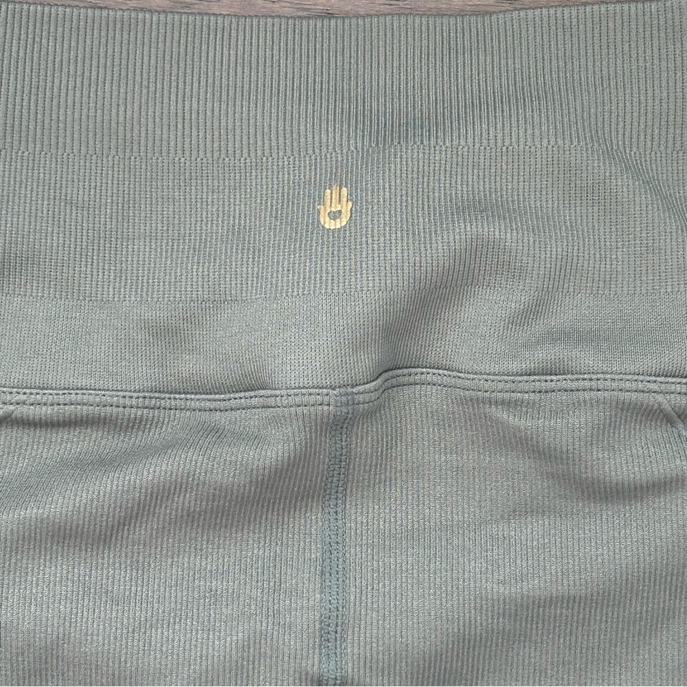 Spiritual Gangster Leggings. Size M/L. Excellent condition - Picture 5 of 5